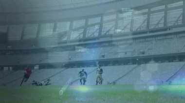Rugby oynayan, koşan ve iten iki çok ırklı ragbi takımının üzerinde yüzen veri ve istatistiklerin animasyonu