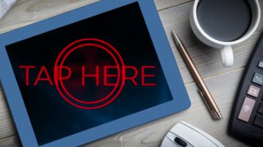 Kırmızı kelimelerin animasyonu Bir fincan kahveyle birlikte masaya bırakılmış dijital tabletin ekranında titreşiyor. İletişim ve bağlantı konsepti dijital olarak oluşturuldu.