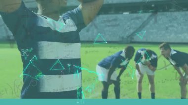 Çok ırklı erkek ragbi takımı üzerinde yüzen yeşil üçgenlerin ve matematiksel denklemlerin animasyonu.