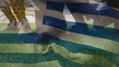 Bir dizi dijital kompozisyonda duran çok ırklı rugby oyuncularının düşük kesiminde dalgalanan Uruguay bayrağının animasyonu