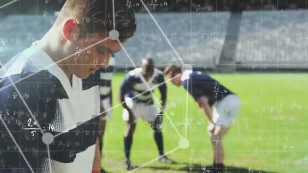 Matematiksel Denklemlerin Formüllerin Animasyonu Çok Irklı Erkek Rugby Takımının Sahada — Stok video