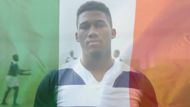 Animación Una Bandera Italiana Ondeando Sobre Retrato Jugador Rugby Afroamericano — Vídeos de Stock