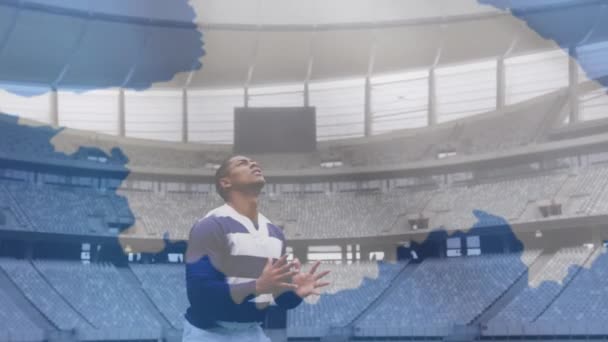 混合种族男子橄榄球运动员接球数字式构图上飘扬的立陶宛国旗的动画 — 图库视频影像