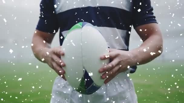 Animacja Białego Konfetti Spadającego Męskiego Rugby Gracza Trzymającego Piłkę Rugby — Wideo stockowe