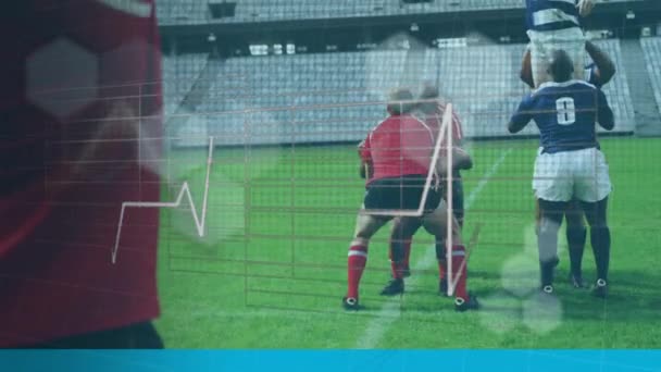 在两个多种族橄榄球队之间播放橄榄球 运行和推动数字组合时 用网格显示心跳监测器的动画 — 图库视频影像