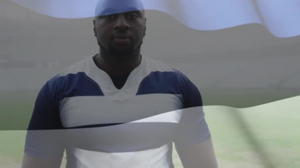 Animación Bandera Estonia Ondeando Sobre Jugador Rugby Masculino Afroamericano Mirando — Vídeo de stock