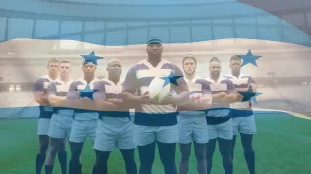 複数の民族の男性ラグビーチームの上にホンジュラスの旗のアニメーション 腕のデジタル組成物を横断 — ストック動画