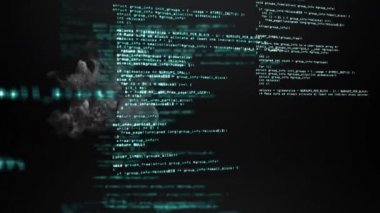 Siyah arkaplanda beliren ve kaybolan gri duman bulutu üzerinde veri işleme animasyonu. Hareket ve renk kavramı dijital olarak oluşturuldu.