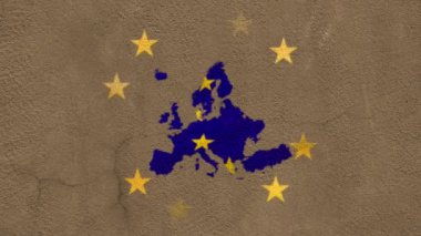 Avrupa Birliği bayrağının kahverengi beton zemin üzerinde mavi Avrupa haritası etrafında dönen sarı yıldızlı animasyonu. Avrupa toplumu konsepti dijital olarak oluşturulmuş görüntü.
