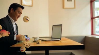 Masada oturan melez bir ırkın animasyonu, havada süzülen emojiler üzerinde akıllı telefon kullanıyor. Dijital çevrimiçi güvenlik arayüzü kavramı dijital olarak oluşturuldu