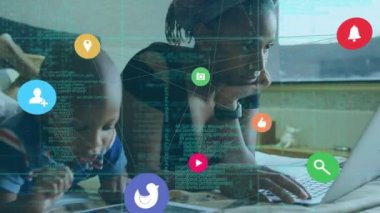 Afrika kökenli Amerikalı çiftin üzerinde yüzen sosyal simgelerle ve veri işlemeleriyle ilgili bir ağ animasyonu. Dijital çevrimiçi güvenlik arayüzü kavramı dijital olarak oluşturuldu