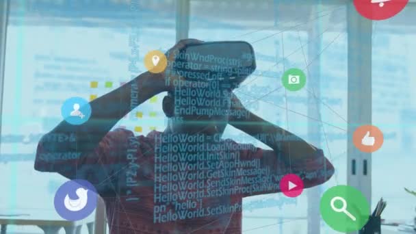 Animation d'un réseau de connexions au-dessus de l'homme afro-américain, portant des lunettes VR et un écran virtuel touchant. Concept d'interface numérique d'ordinateur de sécurité en ligne généré numériquement