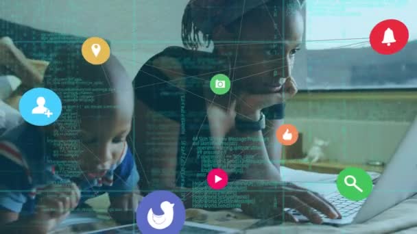 Animering Ett Nät Anslutningar Med Sociala Ikoner Och Databehandling Flytande — Stockvideo
