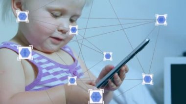 Beyaz bir çocuğun üzerinde akıllı telefon kullanarak yüzen sosyal simgelerle bağlantılı bir ağın animasyonu. Dijital çevrimiçi güvenlik arayüzü kavramı dijital olarak oluşturuldu