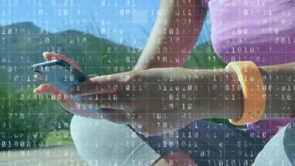 Animation d'un réseau de connexions et de traitement de données flottant sur une femme métisse à l'aide d'un smartphone. Concept d'interface numérique d'ordinateur de sécurité en ligne généré numériquement