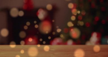 Kırmızı ve turuncu şekillerin bir noel ağacının üzerinde süzülmesi peri ışıklarının yanıp sönmesiyle. Noel kış konsepti dijital kompozisyon
