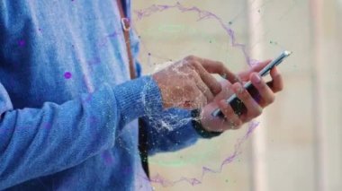 Sokakta dikilen ve akıllı telefon kullanan bir adamın üzerindeki bağlantı ağının animasyonu. Dijital çevrimiçi güvenlik arayüzü kavramı dijital olarak oluşturuldu