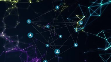 Karanlık arka planda geometrik figürler üzerinde yüzen dijital simgelerle bağlantı ağının animasyonu. Dijital olarak oluşturulan küresel ağ konsepti.