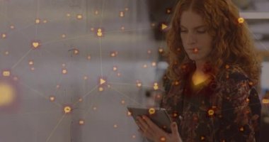 Dijital tablet kullanan beyaz kadın üzerindeki arayüz simgeleriyle bağlantı ağının animasyonu. Küresel ağ ve sosyal medya kavramı dijital kompozit.