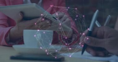 Ofisteki dijital grafik tableti kullanan bir grup meslektaşın üzerinde bir dünya oluşturan arayüz simgeleriyle bağlantı ağının canlandırılması.