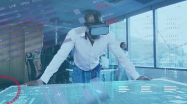 VR kulaklık takan bir adamın arayüz simgeleri ve istatistikleriyle finansal veri işleme animasyonu. Küresel ağ işi ve finans kavramı dijital bileşik.