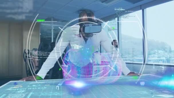 Animation du traitement des données financières avec des icônes d'interface et codage binaire sur l'homme portant un casque VR. Global networking business et finance concept digital composite.