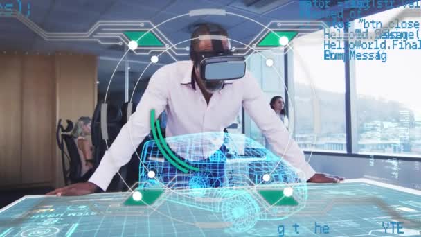 Animation du traitement des données et dessin de voiture 3D avec des icônes d'interface sur l'homme portant un casque VR. Concept d'ingénierie de réseau mondial composite numérique.