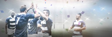 Çok ırklı rugby oyuncularından oluşan takım bir spor stadyumunda rugby oynuyor, takım elbisesi giyiyor, galibiyeti kutluyor, konfetilerin düşüşünü kutluyor, dijital kompozit.