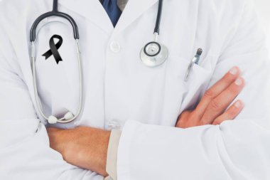 Siyah kurdele takan ve kollarını kavuşturan bir erkek doktorun dijital çizimi. Tıbbi yas kanseri konsepti Dijital bileşik