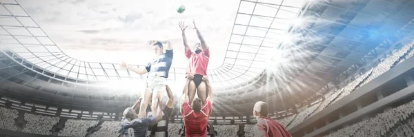 Två Lag Multietniska Rugbyspelare Spelar Rugby Idrottsarena Bär Lagband Fånga — Stockfoto