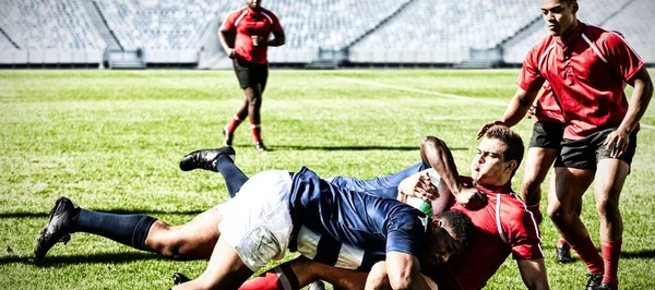 Dos Equipos Jugadores Multiétnicos Rugby Jugando Rugby Estadio Deportivo Vistiendo — Foto de Stock