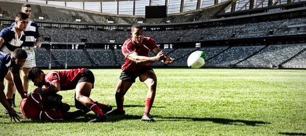 Två Lag Multietniska Rugbyspelare Spelar Rugby Idrottsarena Bär Lagband Spelare — Stockfoto