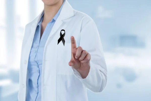 カメラに指を向け 黒いリボンピンをつけた女性医師のデジタルイラスト 医療悲しみ癌の概念デジタル複合体 — ストック写真