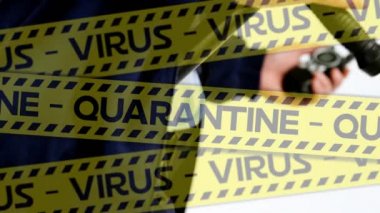 Siyah ve sarı bir polis bandının animasyonu. Üzerinde Virüs Karantinası yazıyor. Elinde sopa tutan adam üzerinde. Coronavirus Covid-19 pandemik konsept dijital kompozisyon