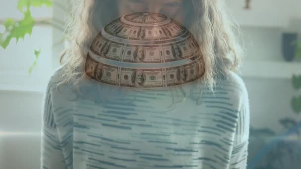 Animación Globo Billetes Dólar Americano Girando Sobre Una Mujer Caucásica — Vídeo de stock