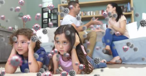 Animación Células Macro Covid Flotando Sobre Familia Caucásica Teniendo Una — Vídeos de Stock