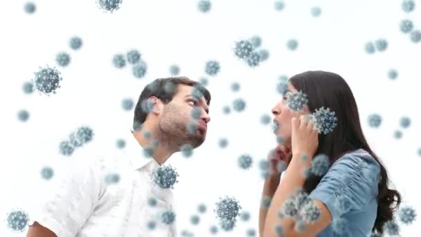 白人のカップルの顔に浮かぶマクロCovid 19細胞のアニメーション コロナウイルスCovid 19パンデミックコンセプトデジタル組成 — ストック動画