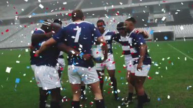 Mavi, kırmızı ve beyaz konfetilerin animasyonu, çok ırklı erkek futbolculardan oluşan bir takımın üzerine düşüyor. Saha dijital kompozisyonu üzerine toplanıyorlar.