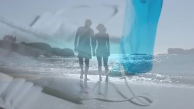 Yüz maskeleri ve bir şişe sabunun plajda yürüyen beyaz bir çiftin üzerinde durduğu animasyon. Coronavirus Covid-19 pandemik konsept dijital bileşik