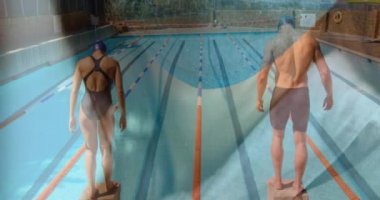 Kafkasyalı bir kadın, beyaz bir erkek ve kadının yüzme havuzuna atlamaya hazırlandığı bir maske takıyor. Coronavirus Covid-19 pandemik konsept dijital bileşik