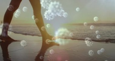 Kafkasyalı bir kadının sahilde yüzdüğü makro Covid-19 hücrelerinin animasyonu. Coronavirus Covid-19 pandemik konsept dijital bileşik
