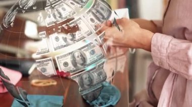 Beyaz kadın maske dikerken dönen Amerikan dolarlarından oluşan bir dünyanın animasyonu. Coronavirus Covid-19 konsept dijital kompozisyon