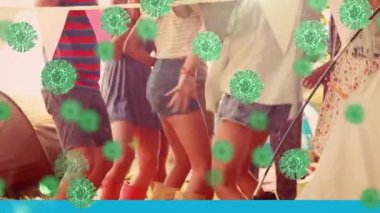 Çoklu etnik gruplar arasında dans eden makro Covid-19 hücrelerinin animasyonu. Coronavirus Covid-19 pandemik konsept dijital bileşik