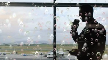 Kafkasyalı adamın üzerinde yüzen ve kahve içen yüz maskesi takan insanların animasyonu. Coronavirus Covid-19 pandemik konsept dijital bileşik