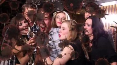 Çoklu etnik gruptan insanların dans edip zıpladığı makro Covid-19 hücrelerinin animasyonu. Coronavirus Covid-19 konsept dijital kompozisyon