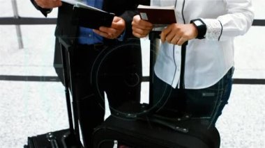 Kapsam taraması animasyonu, havalimanında duran Asyalı çift üzerinde makro Covid-19 hücresi bulmak. Coronavirus Covid-19 pandemik konsept dijital bileşik