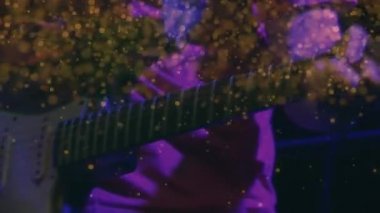 Gitar çalan bir adamın üzerinde süzülen makro Covid-19 hücrelerinin animasyonu. Coronavirus Covid-19 pandemik konsept dijital bileşik