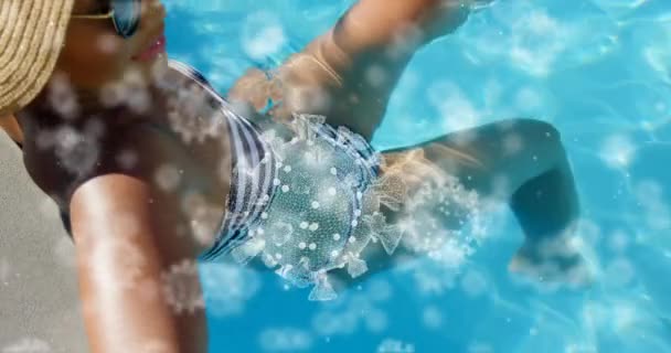 Анимация Макроклеток Ковид Плавающих Над Белой Женщиной Сидящей Бассейне Цифровая — стоковое видео