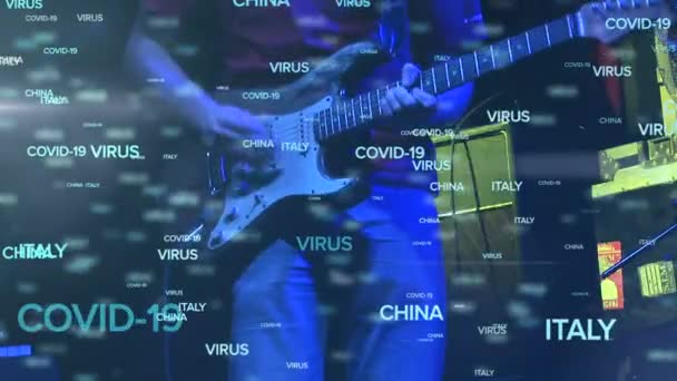 Анімація Слів Ковід Вірус Плаває Над Людиною Граючи Гітарі Coronavirus — стокове відео