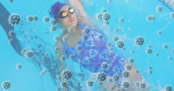 Animatie Van Macro Covid Cellen Zwevend Blanke Vrouw Zwemmend Een — Stockvideo